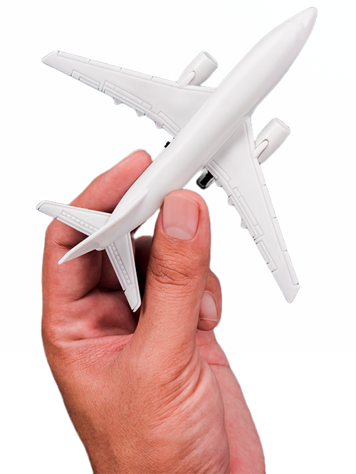Uma mão segurando um avião de brinquedo na cor branca pelas pontas dos dedos.
